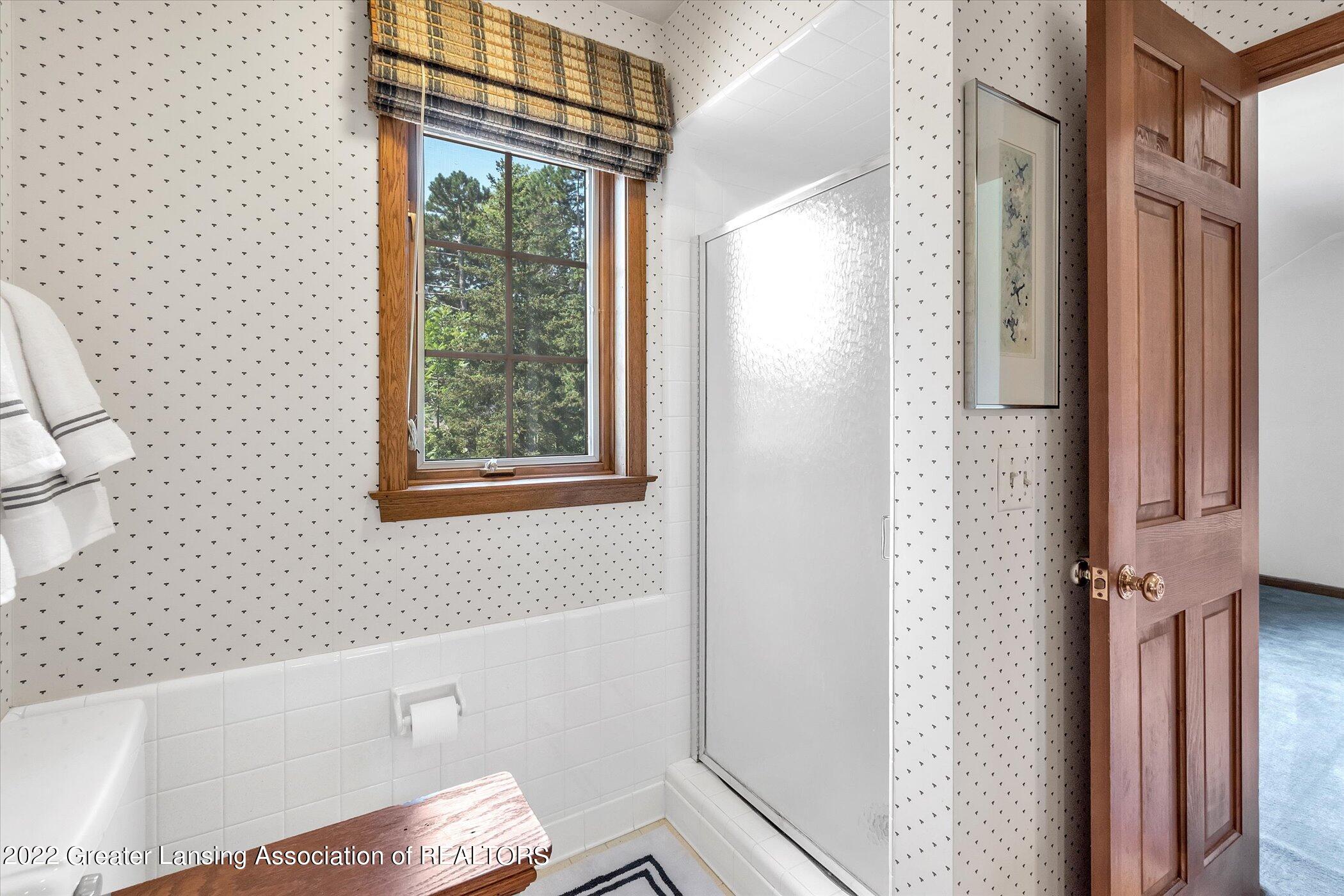 1433 Dennison Road East Lansing, MI 48823 - Photo 37 of 53 Jack and Jill bath