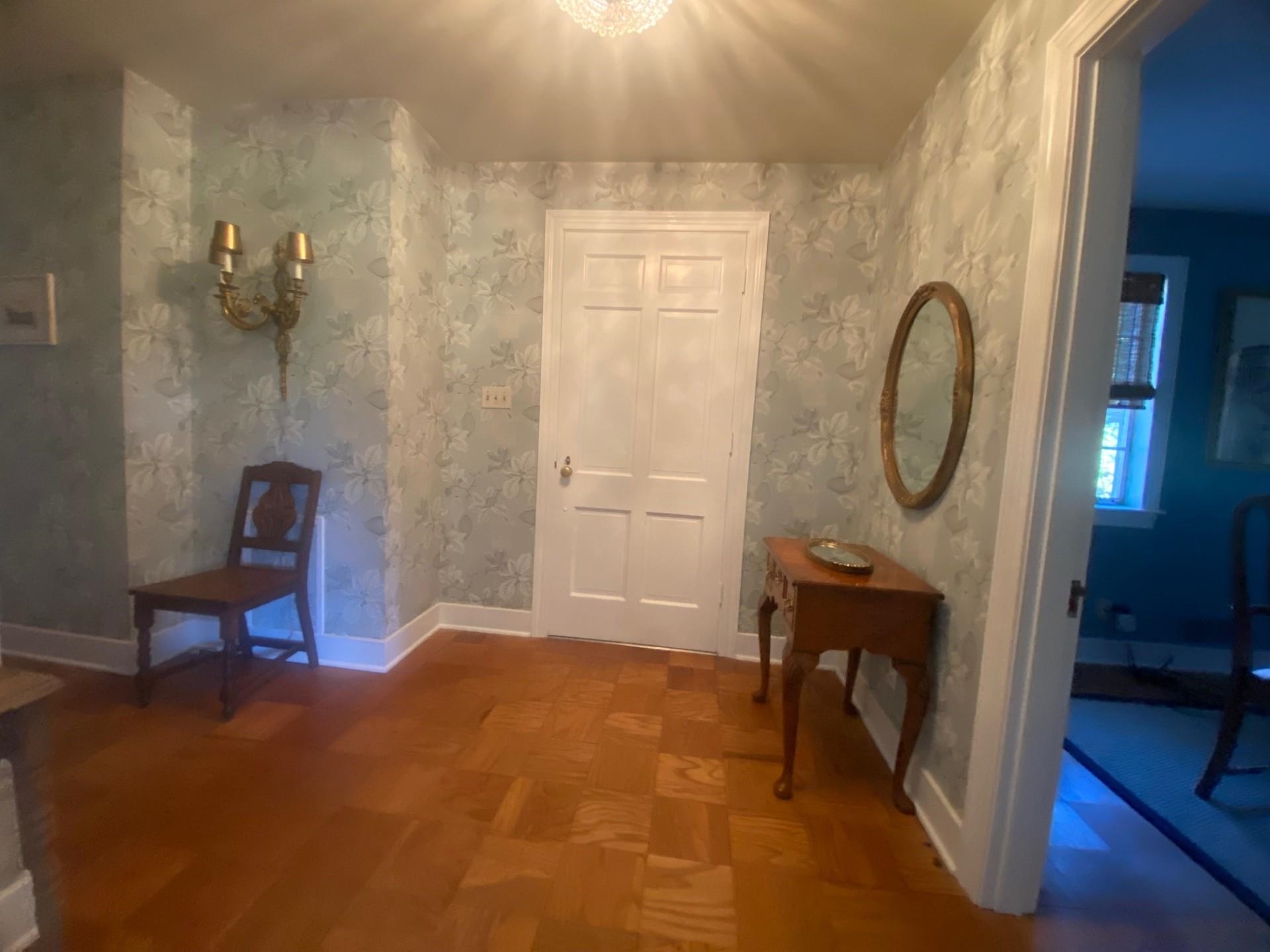 40 North Acres Drive Jackson, TN 38301 - Photo 7 of 24 a view of a livingroom with furniture and a mirror