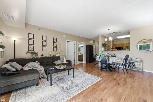 $347,900 | 440 West Mahogany Court, Unit 303, Palatine, IL 60067