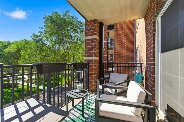 $347,900 | 440 West Mahogany Court, Unit 303, Palatine, IL 60067