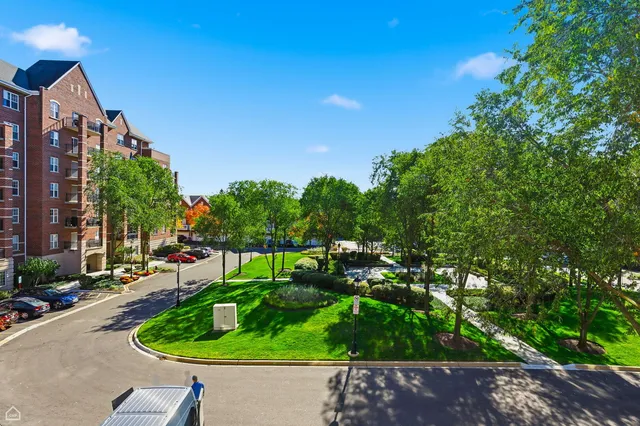 $347,900 | 440 West Mahogany Court, Unit 303, Palatine, IL 60067