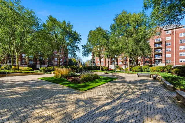 $347,900 | 440 West Mahogany Court, Unit 303, Palatine, IL 60067