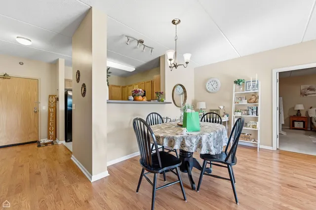 $347,900 | 440 West Mahogany Court, Unit 303, Palatine, IL 60067