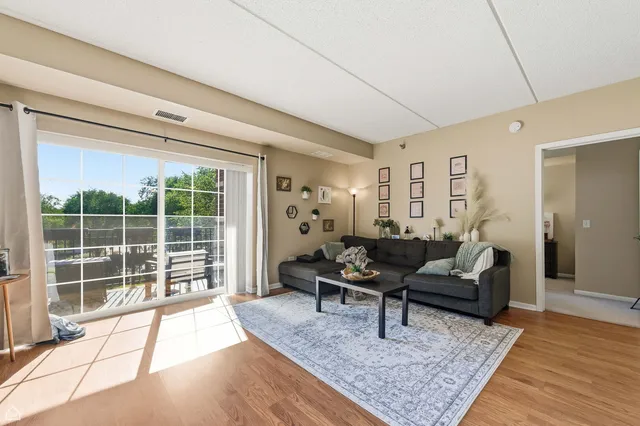 $347,900 | 440 West Mahogany Court, Unit 303, Palatine, IL 60067