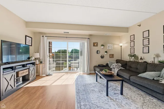 $347,900 | 440 West Mahogany Court, Unit 303, Palatine, IL 60067