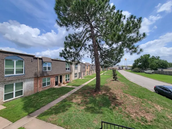 a view of a house with a yard