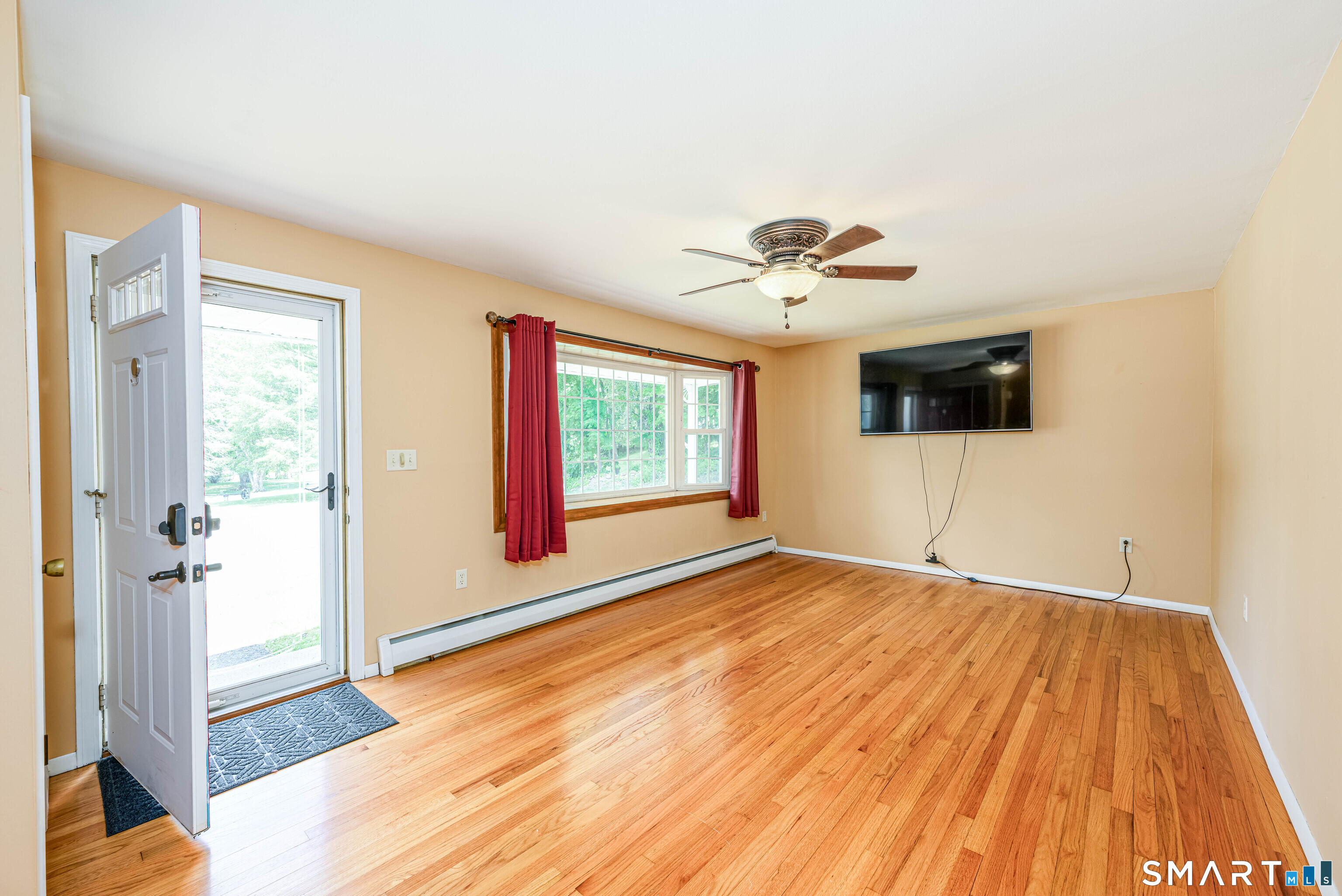 91 Nicholas Road Wallingford, CT 06492 - Photo 9 of 31 Living Room