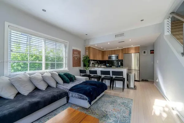 $6,000 | 1061 Michigan Avenue, Unit 4, Miami Beach, FL 33139