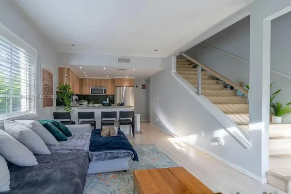 $6,000 | 1061 Michigan Avenue, Unit 4, Miami Beach, FL 33139