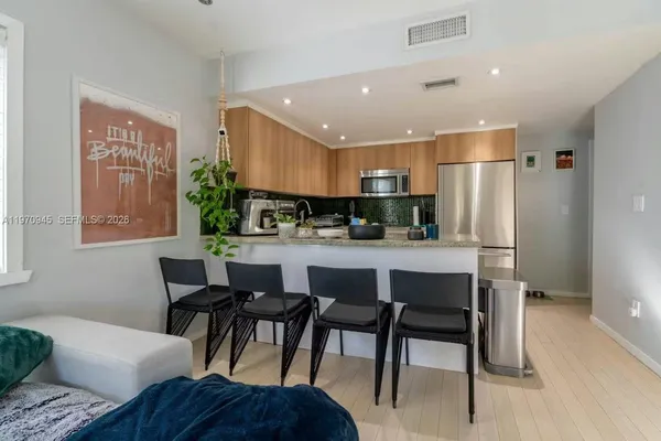 $6,000 | 1061 Michigan Avenue, Unit 4, Miami Beach, FL 33139