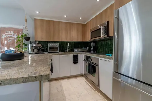 $6,000 | 1061 Michigan Avenue, Unit 4, Miami Beach, FL 33139