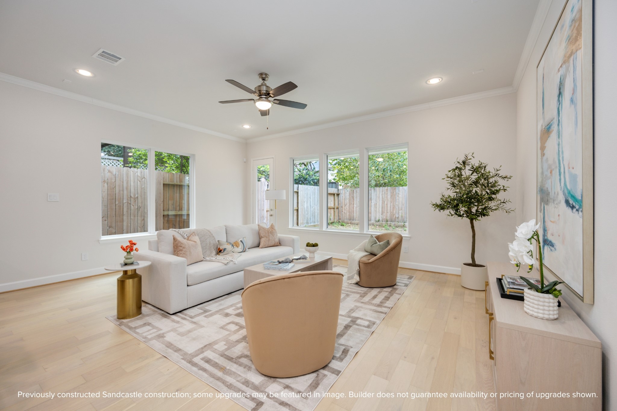 4317 Roseland Street, Unit B Houston, TX 77006 - Photo 9 of 36 a living room with furniture and a potted plant
