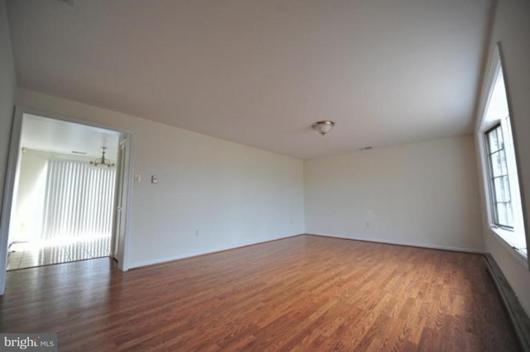 10700 Livingston Road Fort Washington, MD 20744 - Photo 12 of 27 Living Room
