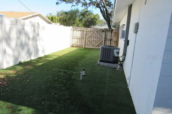 a view of a backyard