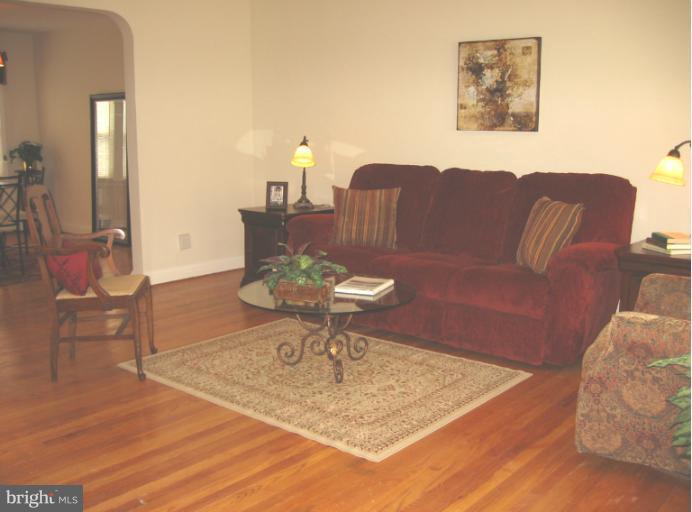 1815 Glen Ridge Road Baltimore, MD 21286 - Photo 15 of 20 Living Room