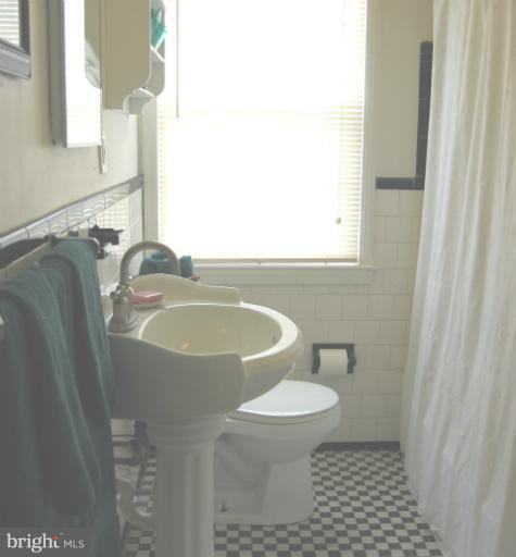 1815 Glen Ridge Road Baltimore, MD 21286 - Photo 4 of 20 Classic black & white ceramic bath