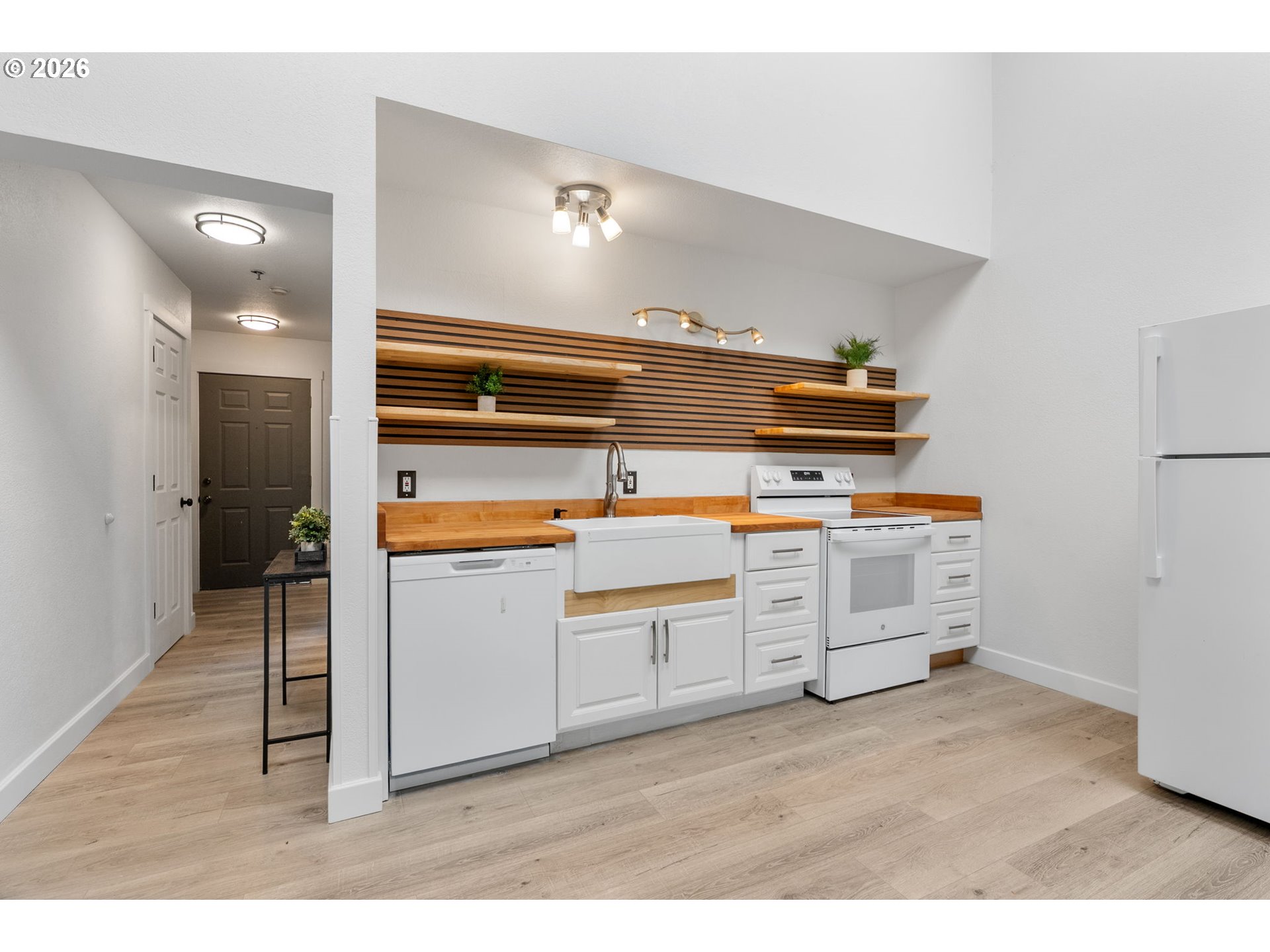301 North 15th Street, Unit 201 Hood River, OR 97031 - Photo 14 of 37