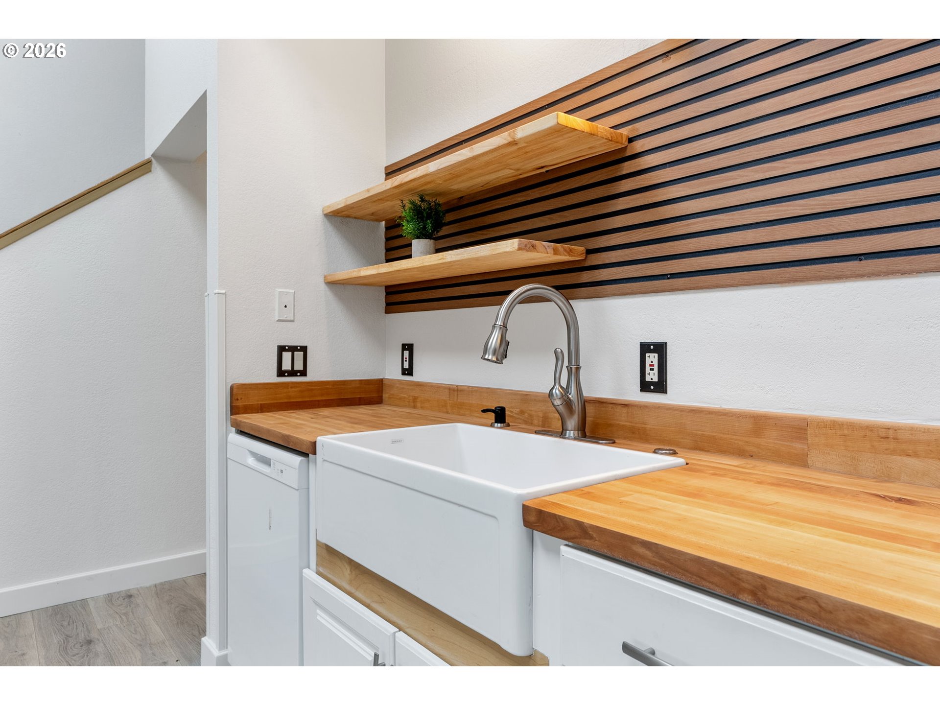 301 North 15th Street, Unit 201 Hood River, OR 97031 - Photo 7 of 37