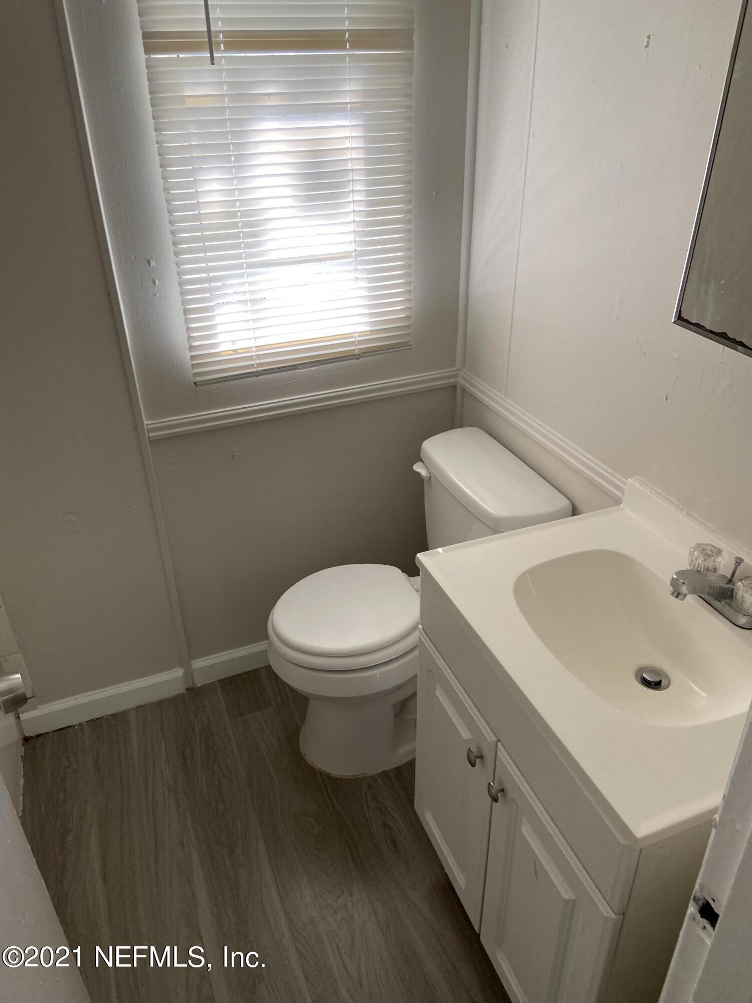 5366 Baycrest Road Jacksonville, FL 32205 - Photo 14 of 15 guest bath