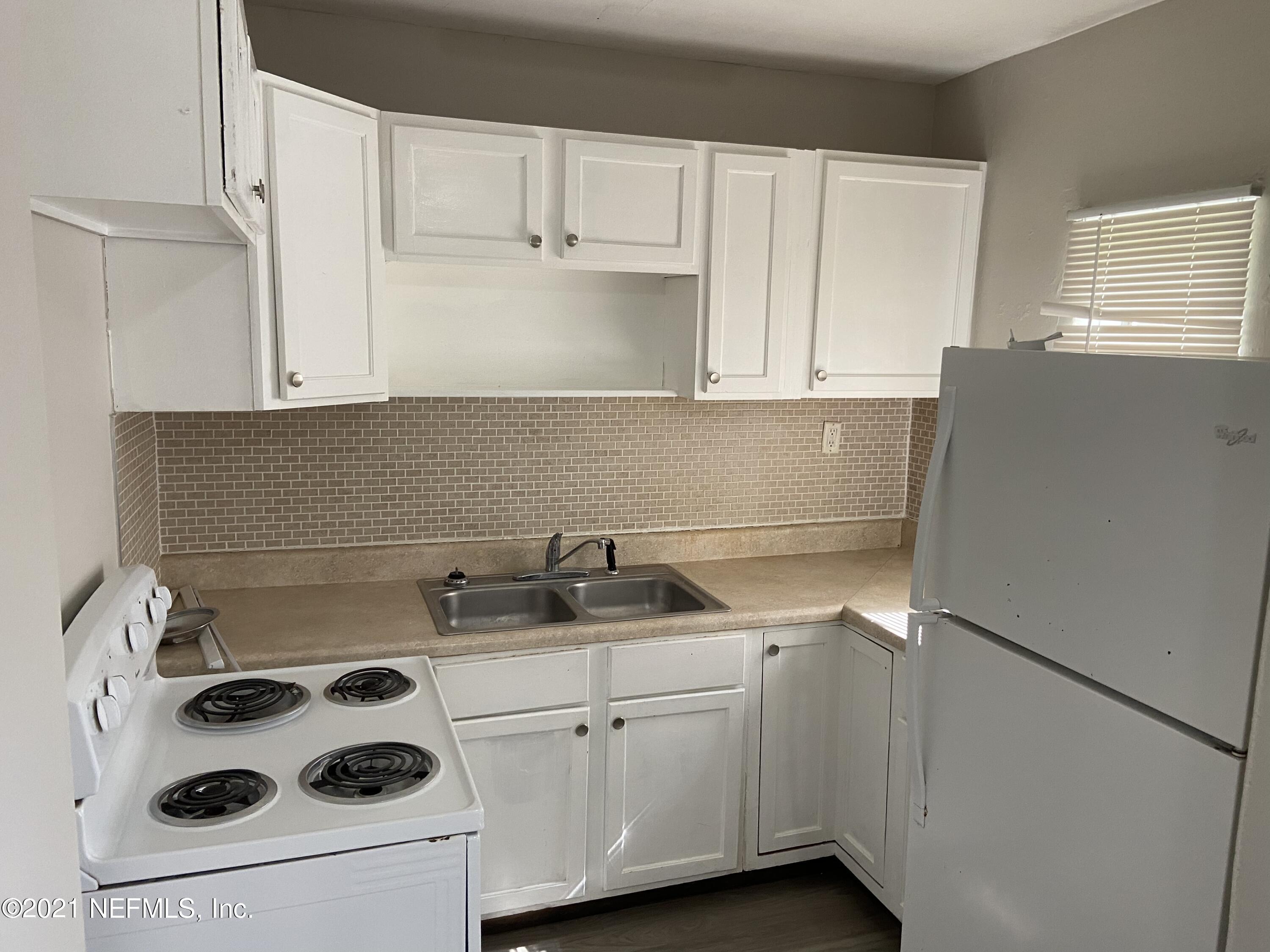 5366 Baycrest Road Jacksonville, FL 32205 - Photo 3 of 15 kitchen