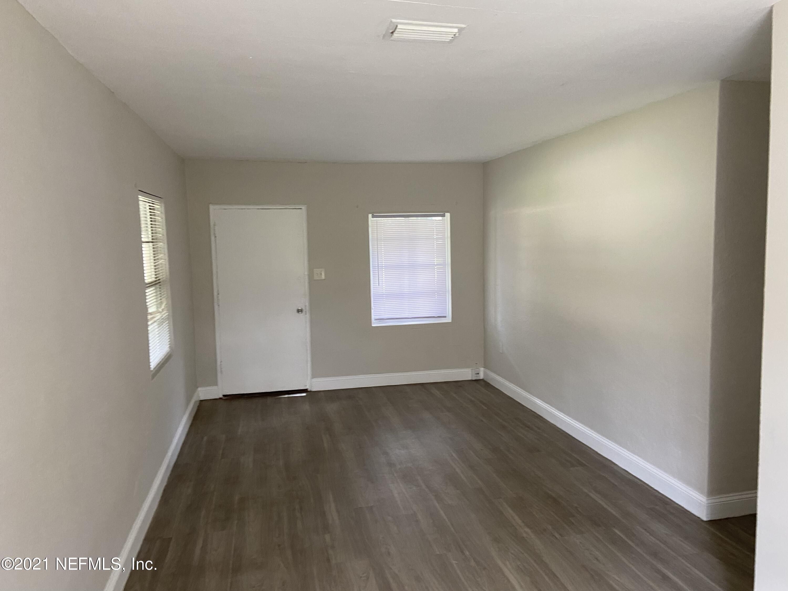 5366 Baycrest Road Jacksonville, FL 32205 - Photo 5 of 15 LIving room