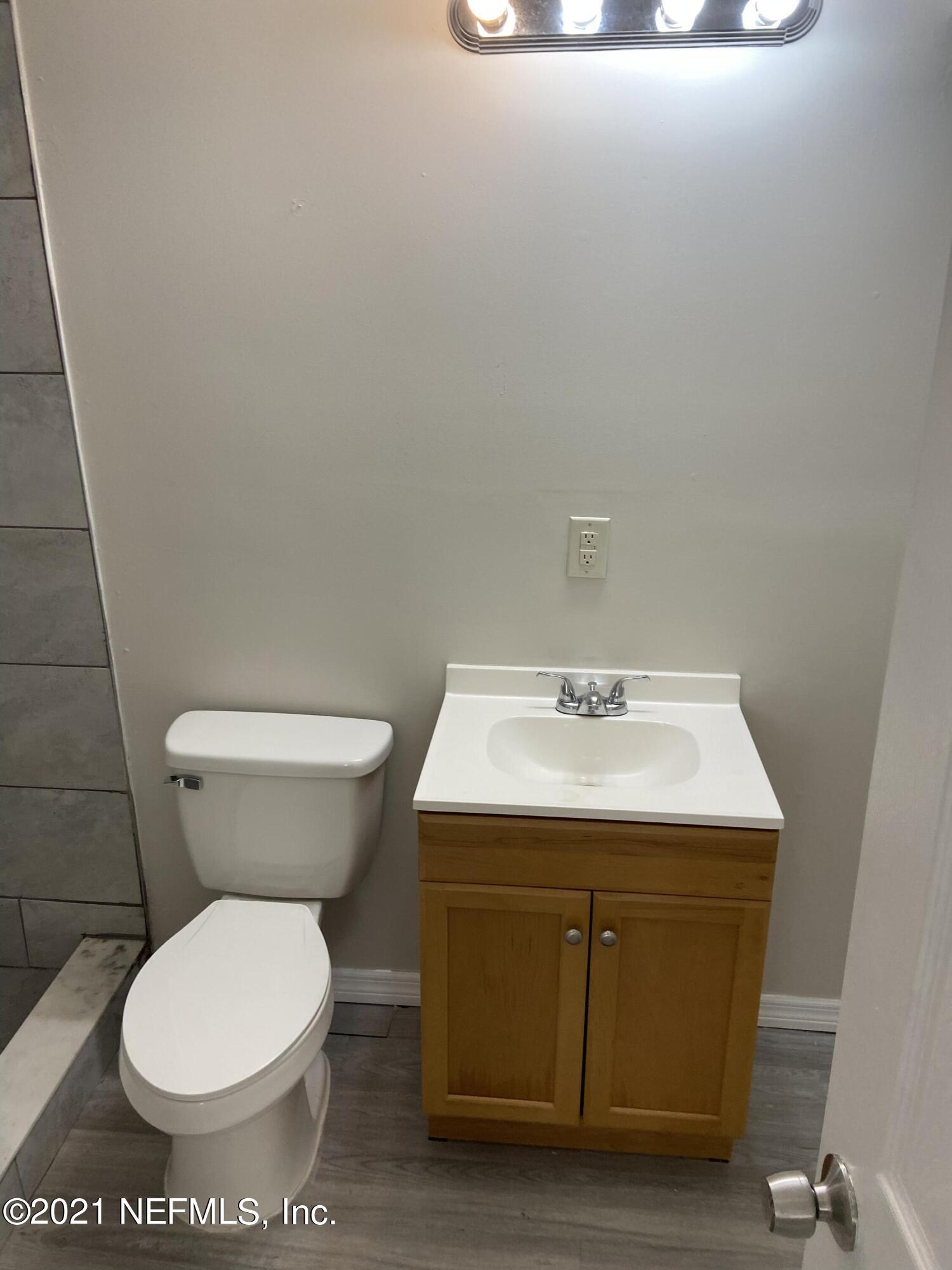 5366 Baycrest Road Jacksonville, FL 32205 - Photo 8 of 15 Owners bath