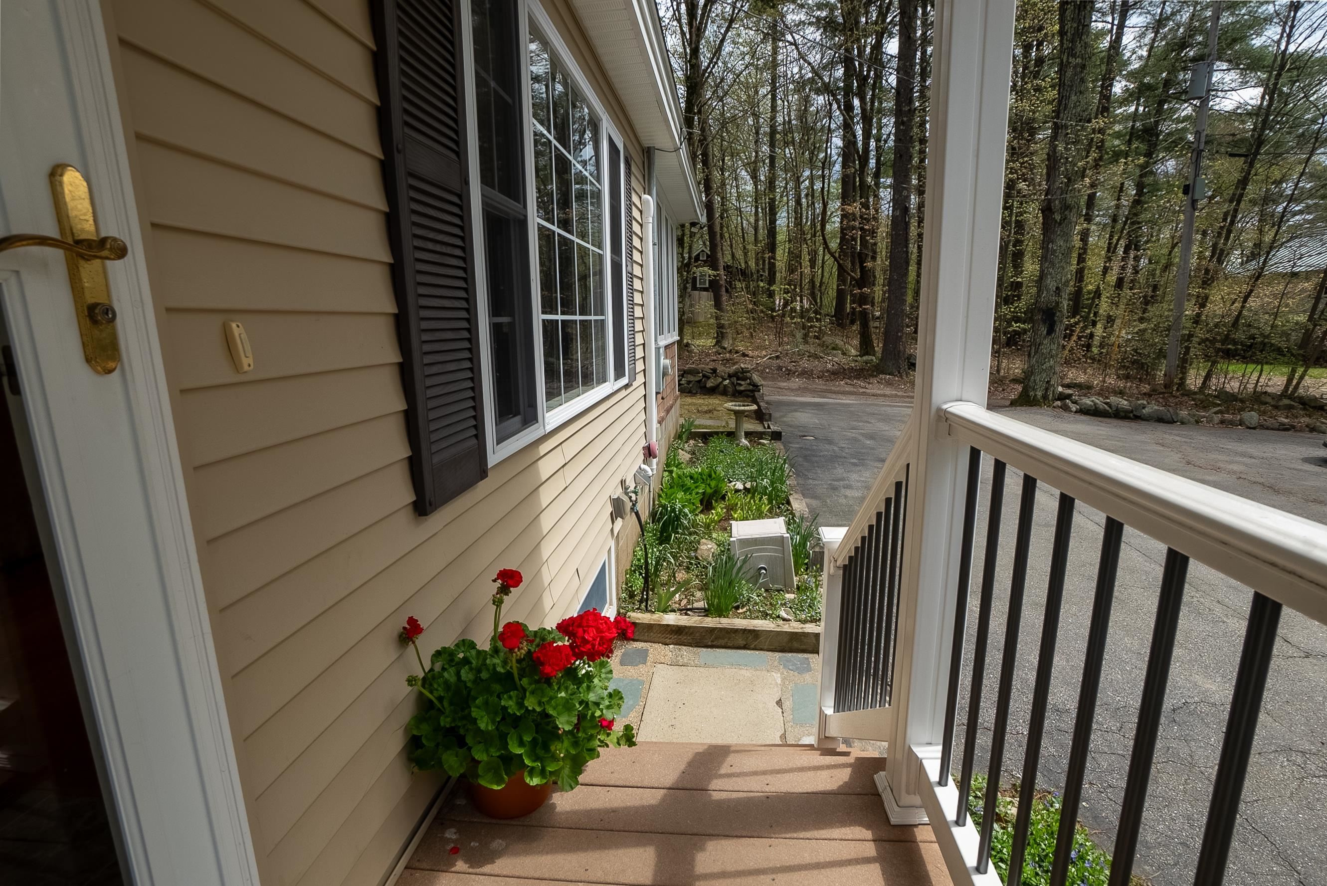 7 Forest Road Raymond, NH 03077 - Photo 2 of 37