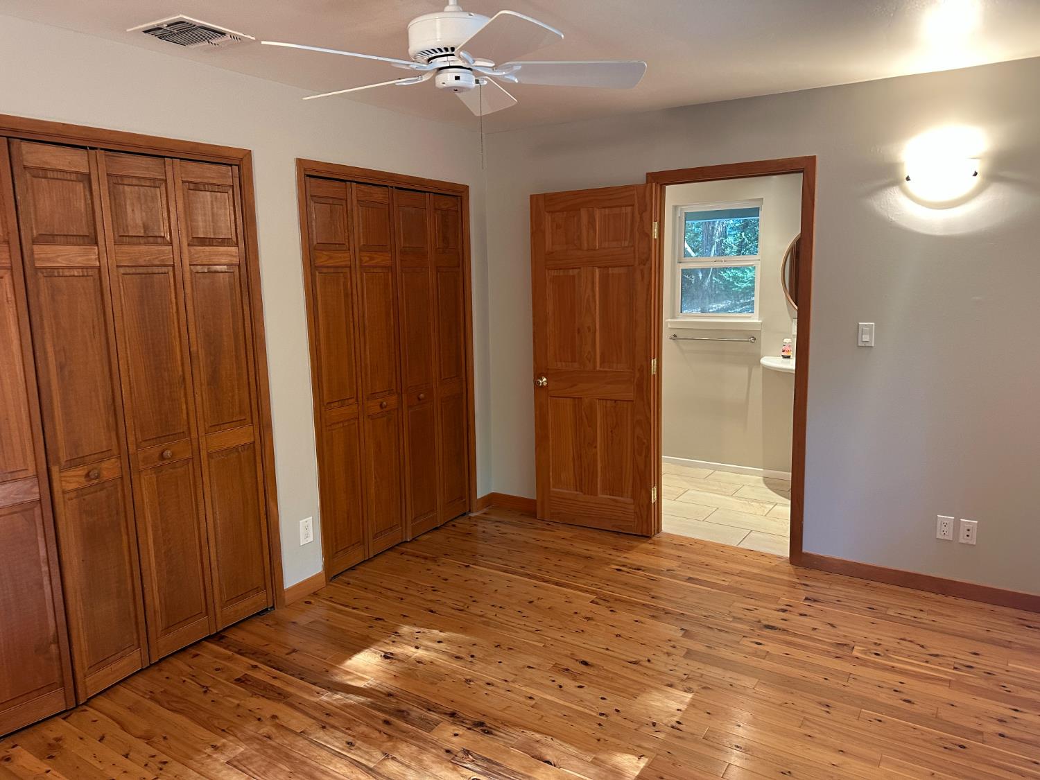 5570 5 Spot Road Placerville, CA 95667 - Photo 27 of 38 wooden floor and closet in a room