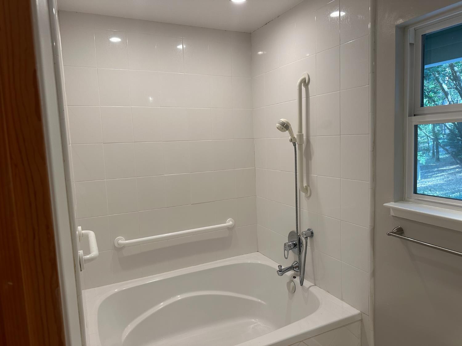 5570 5 Spot Road Placerville, CA 95667 - Photo 28 of 38 a bathroom with a tub and a shower