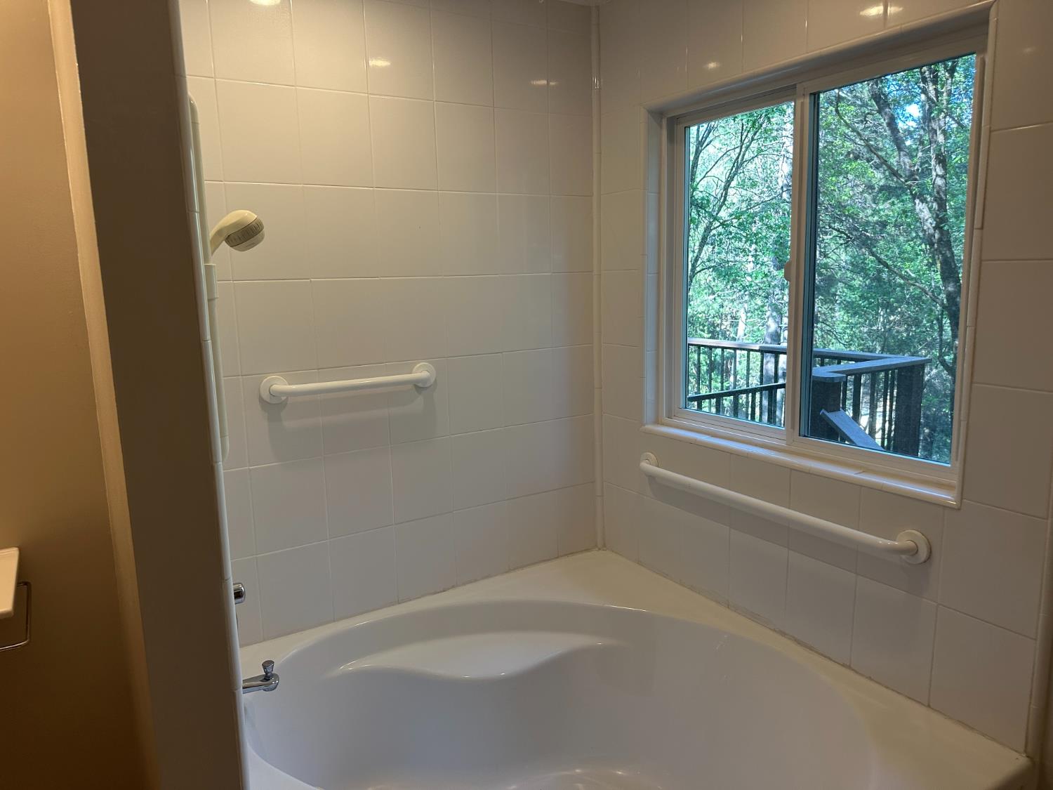 5570 5 Spot Road Placerville, CA 95667 - Photo 32 of 38 a bathroom with a bathtub