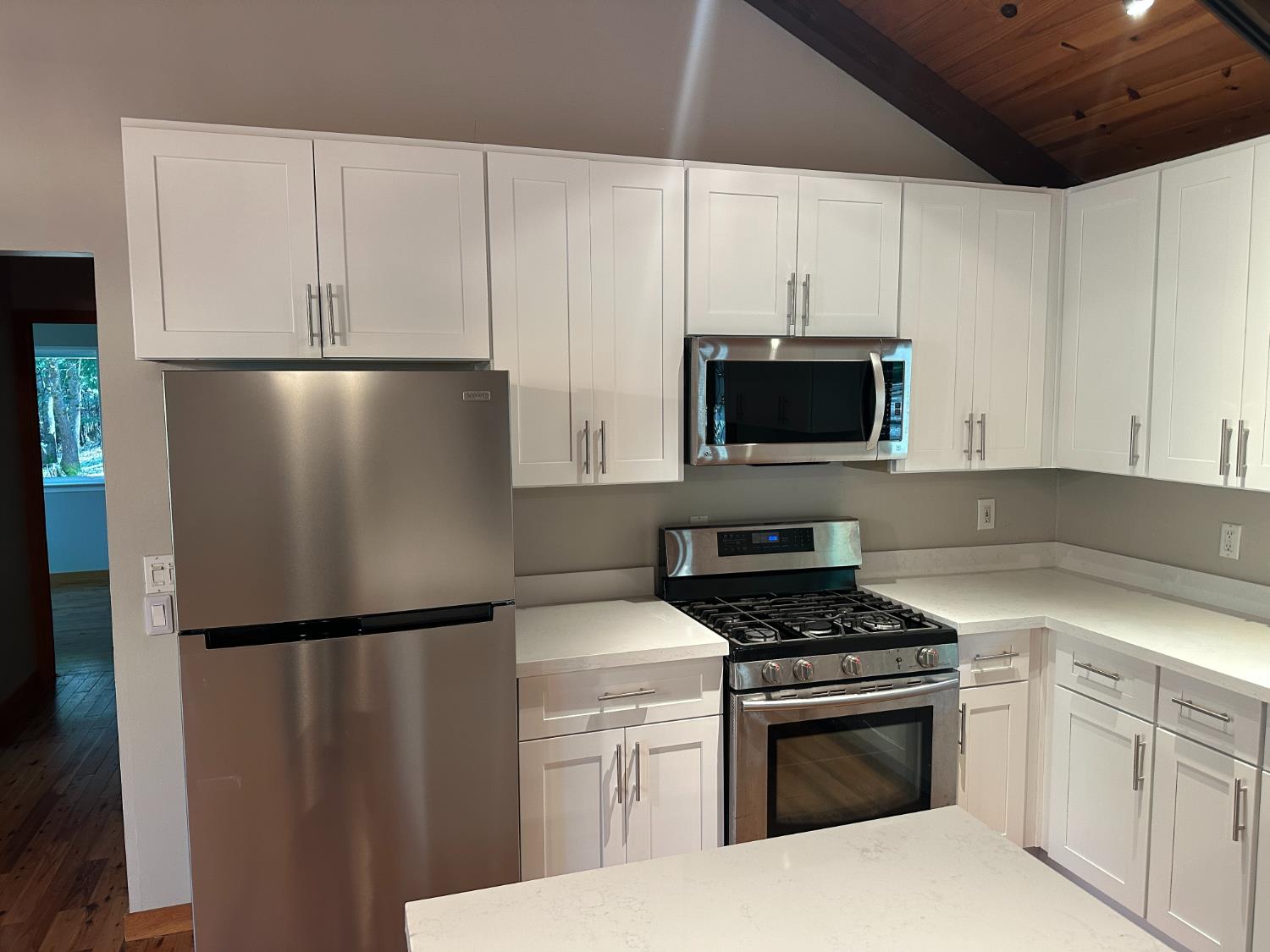 5570 5 Spot Road Placerville, CA 95667 - Photo 37 of 38 a kitchen with a refrigerator stove and microwave