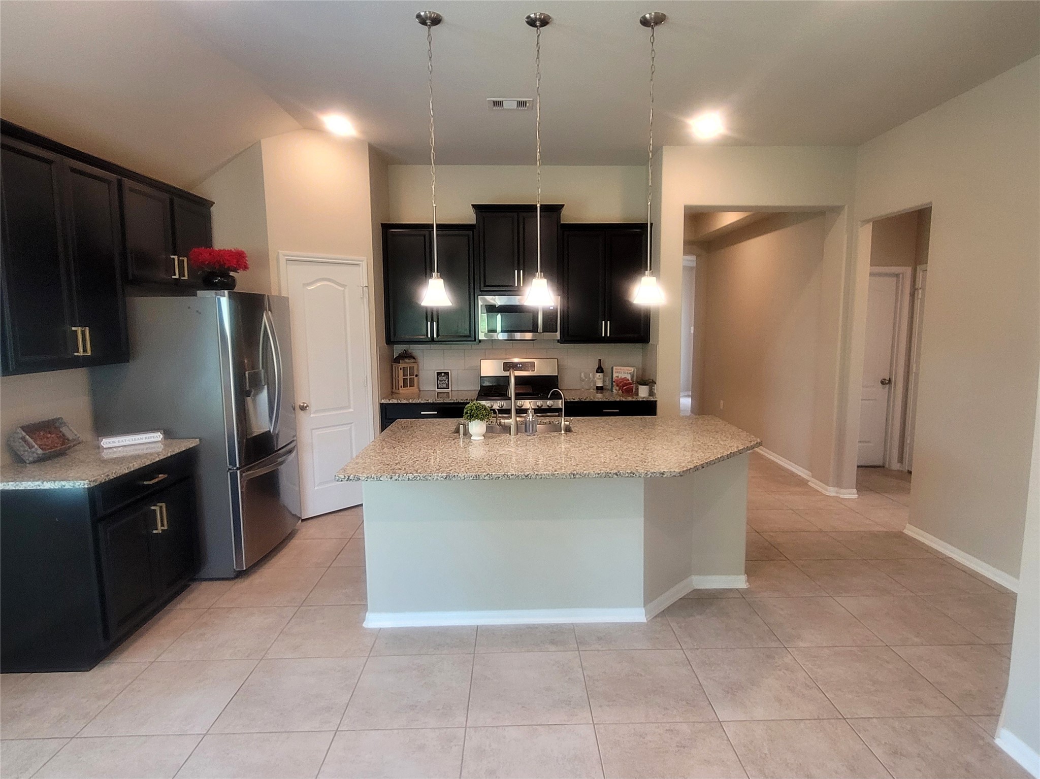 10659 Dolce Lane Rosharon, TX 77583 - Photo 8 of 32 Large island \ eat-in bar