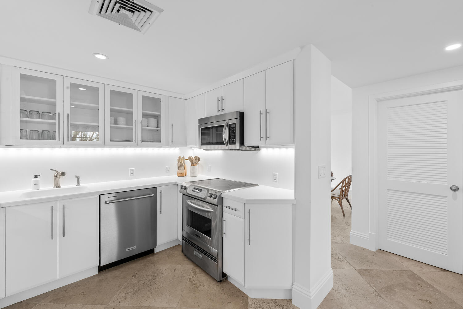 350 Cocoanut Row, Unit 3A Palm Beach, FL 33480 - Photo 11 of 38 350 Cocoanut Row Apt 3A Palm-large-011-0