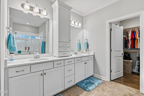 a en suite bathroom with double sink and a mirror