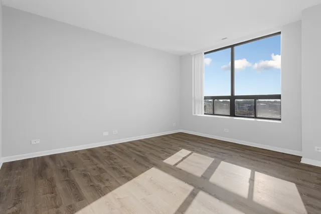 $2,308 | 2451 West Howard Street, Unit 404, Chicago, IL 60645