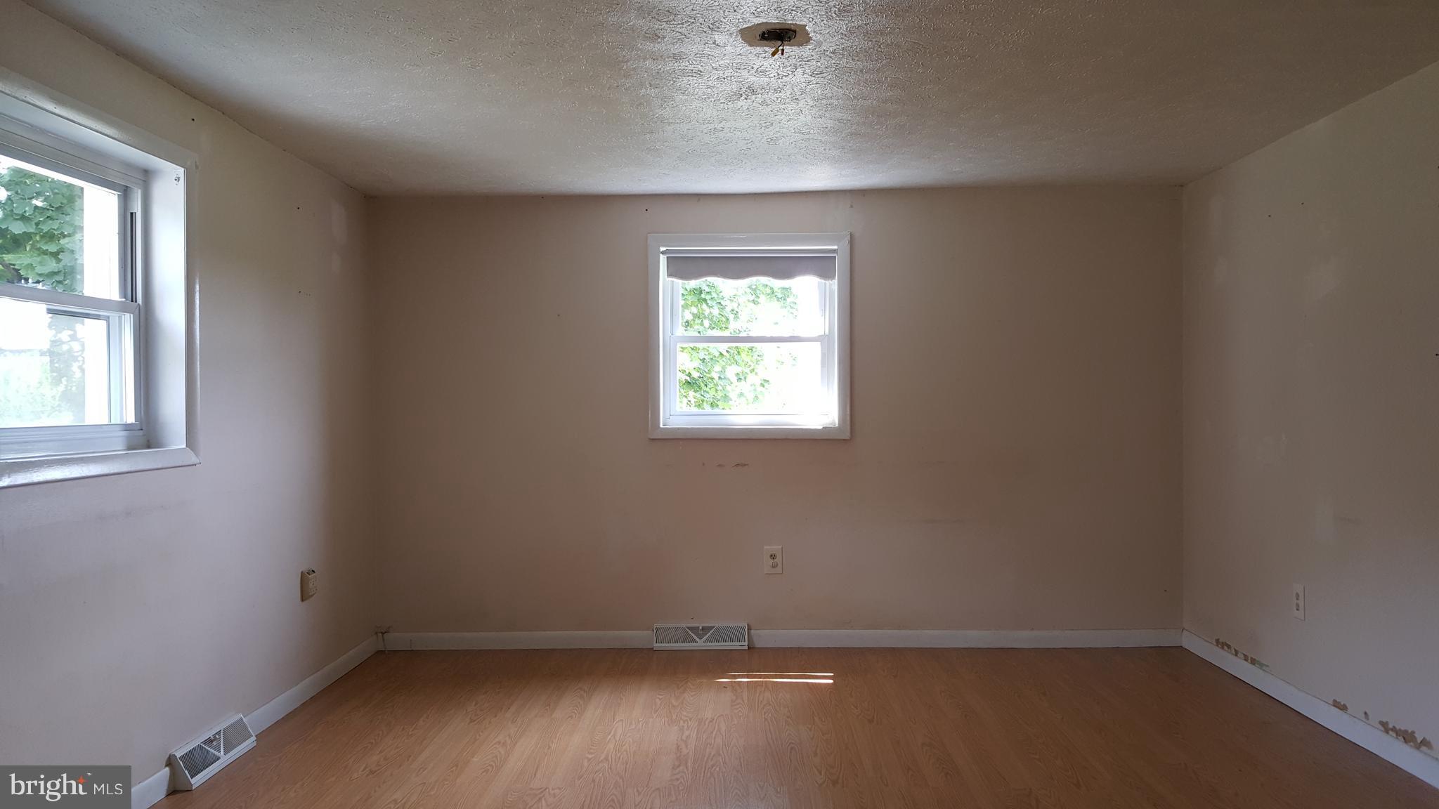 17008 Fairview Road Hagerstown, MD 21740 - Photo 5 of 25 Living Room