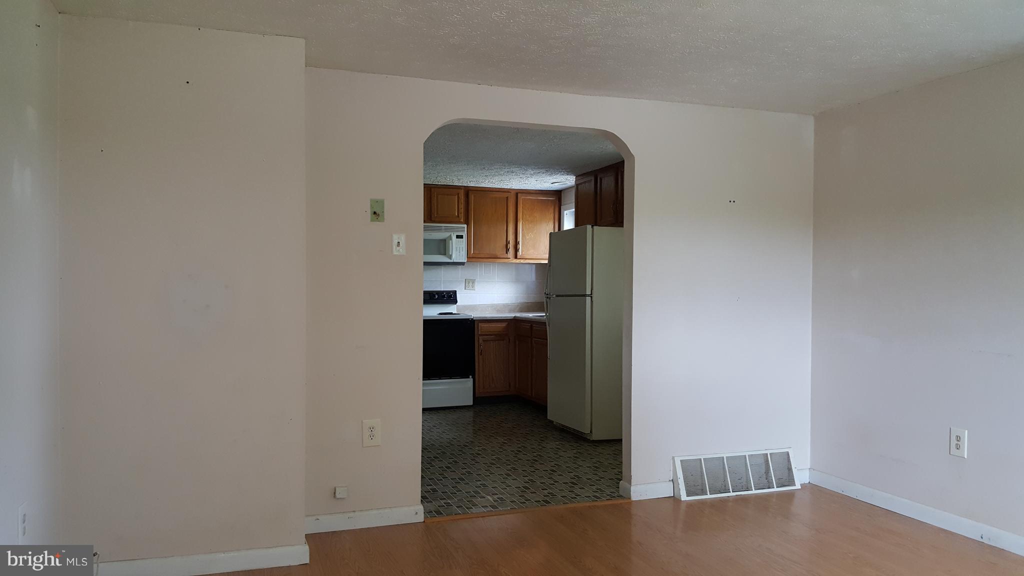 17008 Fairview Road Hagerstown, MD 21740 - Photo 6 of 25 Living Room