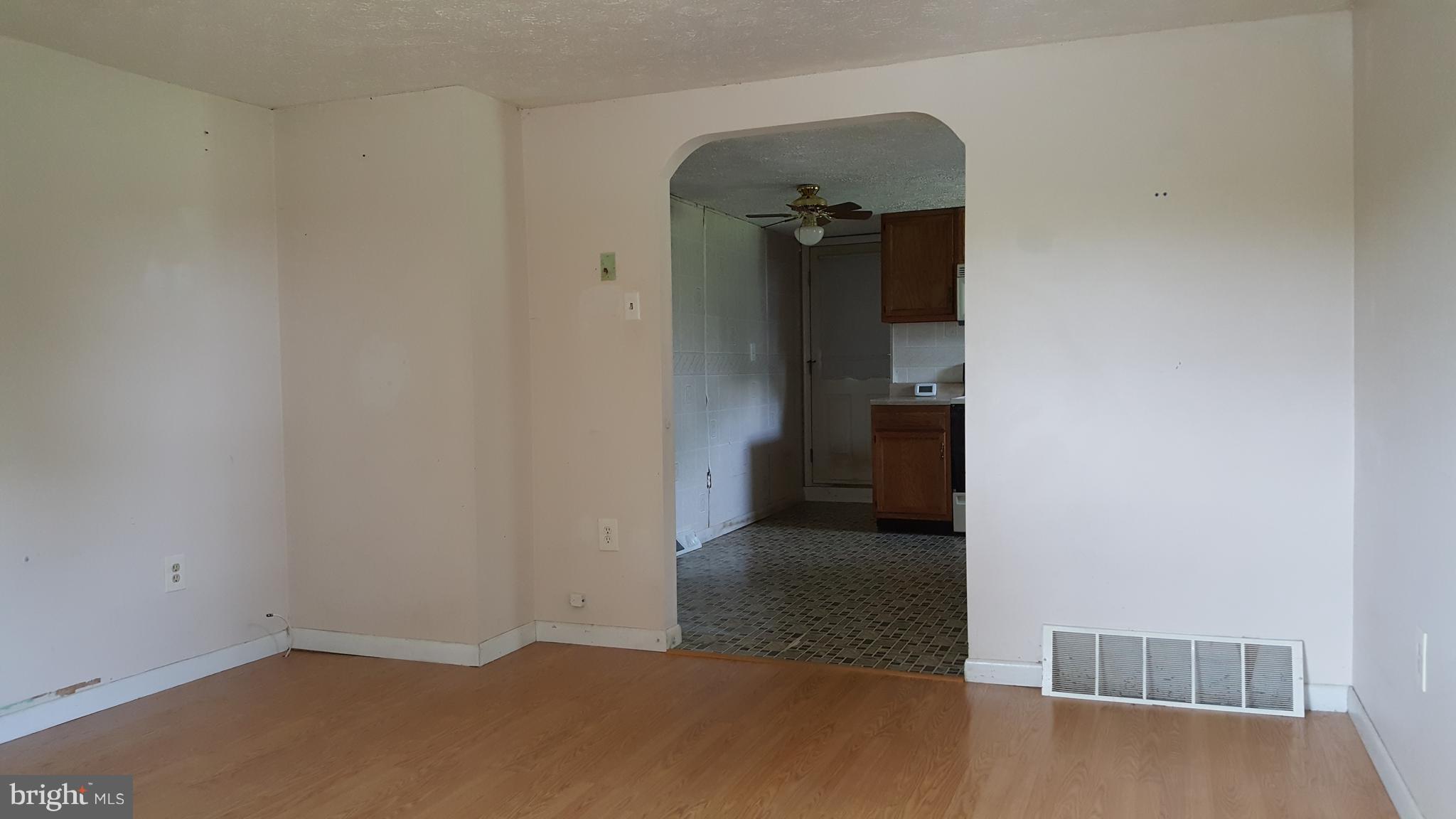 17008 Fairview Road Hagerstown, MD 21740 - Photo 7 of 25 Living Room