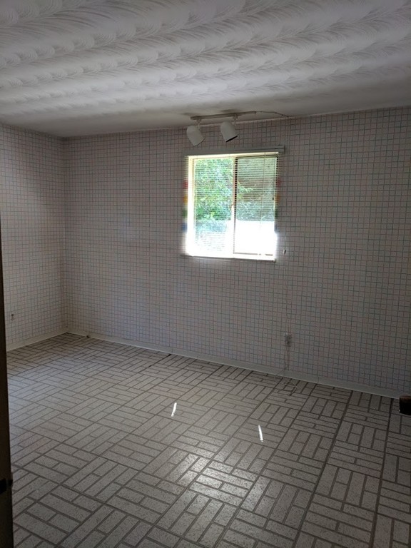 8 Doris Road Framingham, MA 01701 - Photo 6 of 8