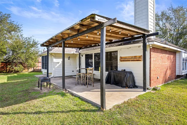 a view of a house with backyard and porch