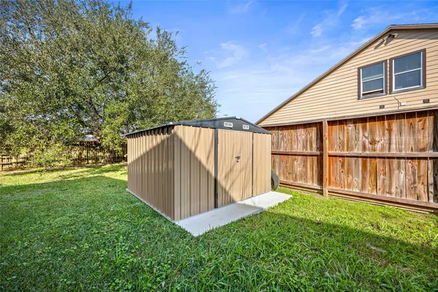 a view of backyard with tub and garden