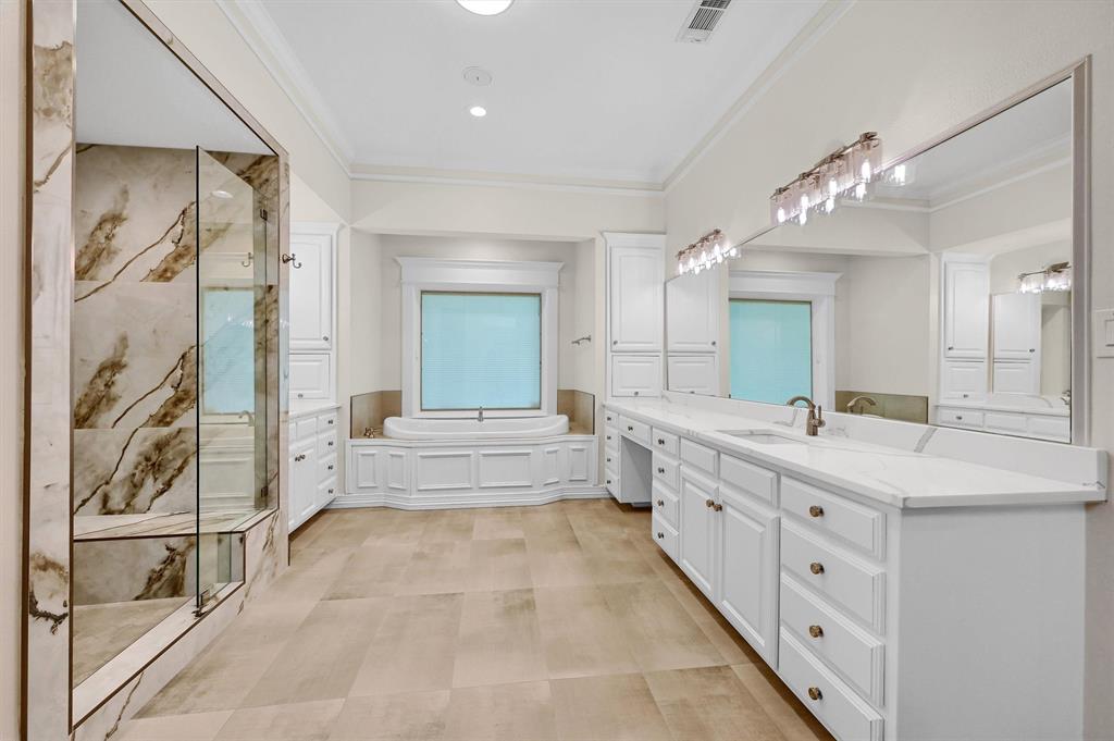 2910 Wellington Drive Sherman, TX 75092 - Photo 17 of 40 a spacious en suite bathroom with a double vanity sink a mirror and a bathtub