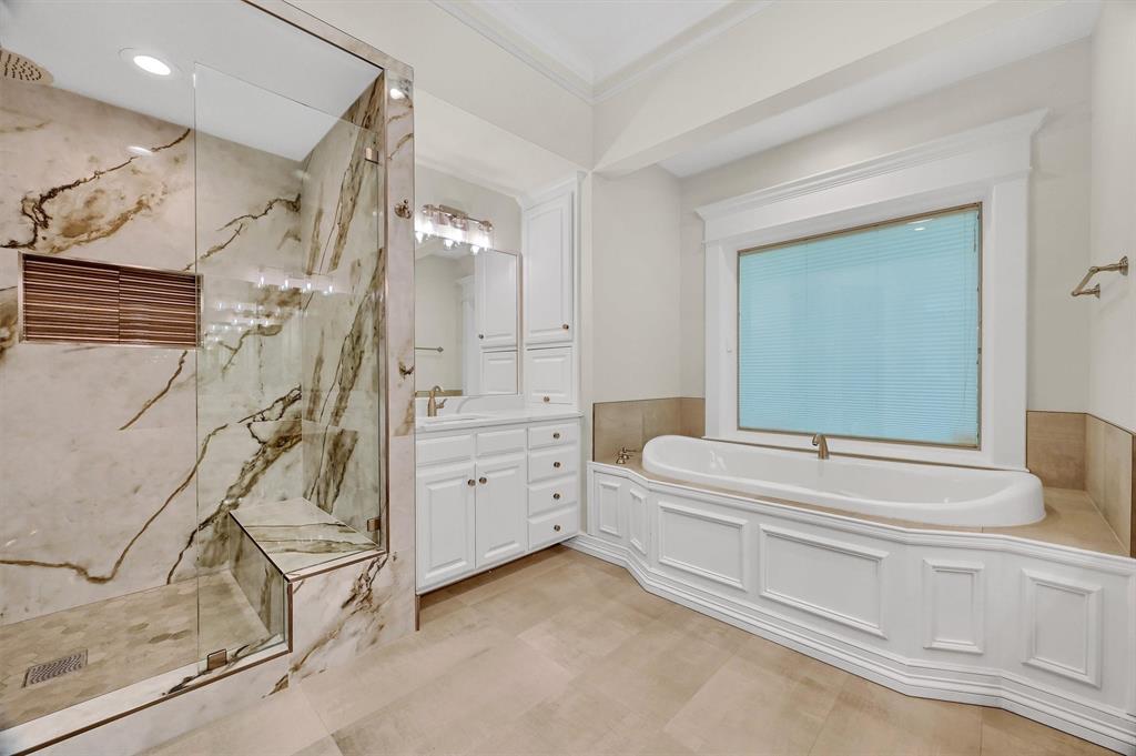 2910 Wellington Drive Sherman, TX 75092 - Photo 19 of 40 a bathroom with a bathtub sink and mirror