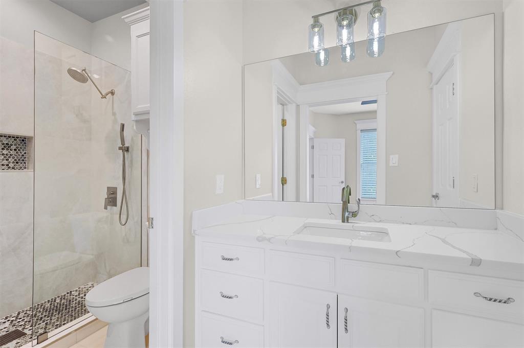 2910 Wellington Drive Sherman, TX 75092 - Photo 35 of 40 a bathroom with a sink and a mirror