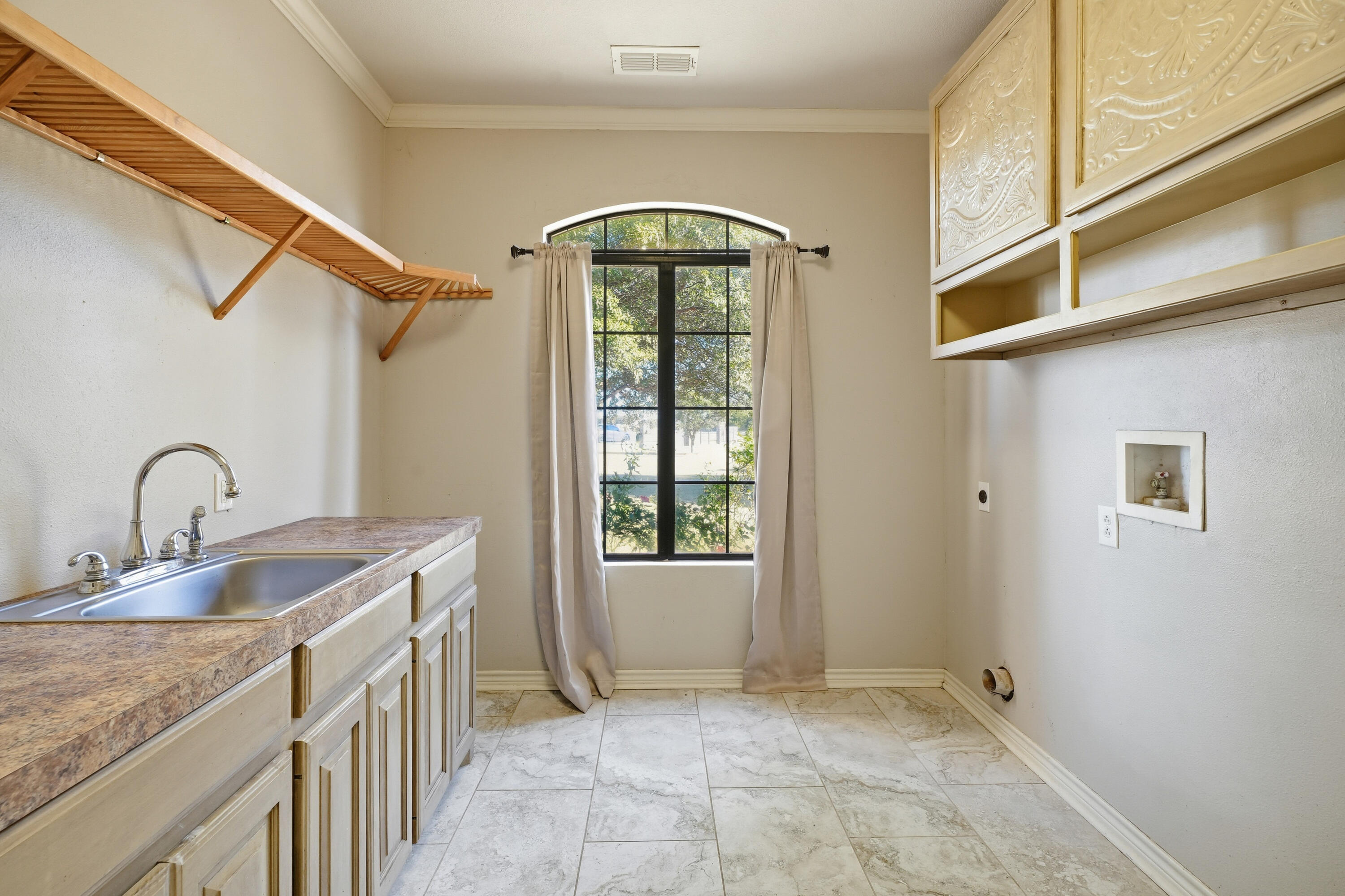 5601 County Road 7920 Lubbock, TX 79424 - Photo 15 of 68 a view of an entryway with a sink
