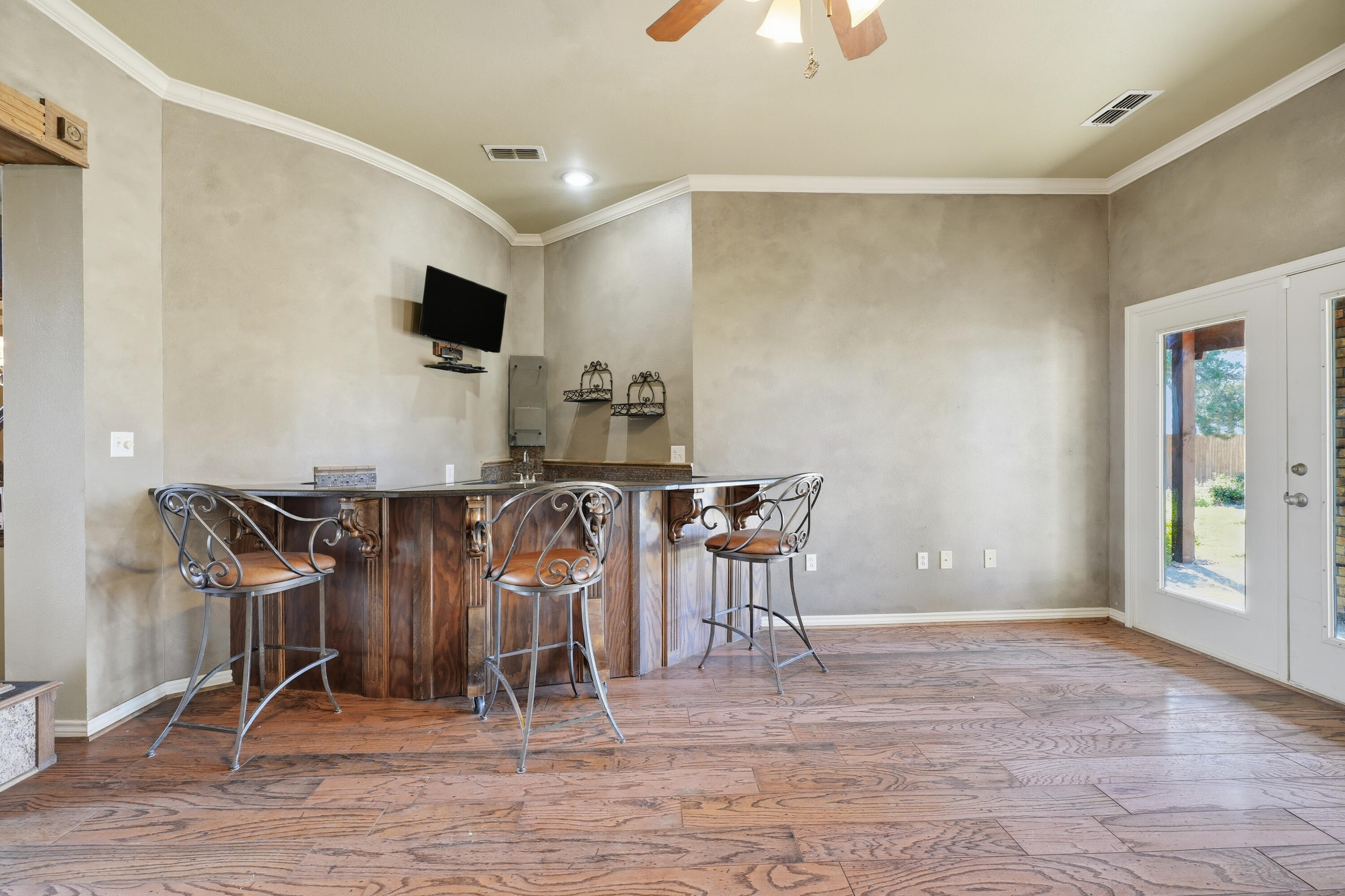 5601 County Road 7920 Lubbock, TX 79424 - Photo 20 of 68 a view of a livingroom with wooden furniture