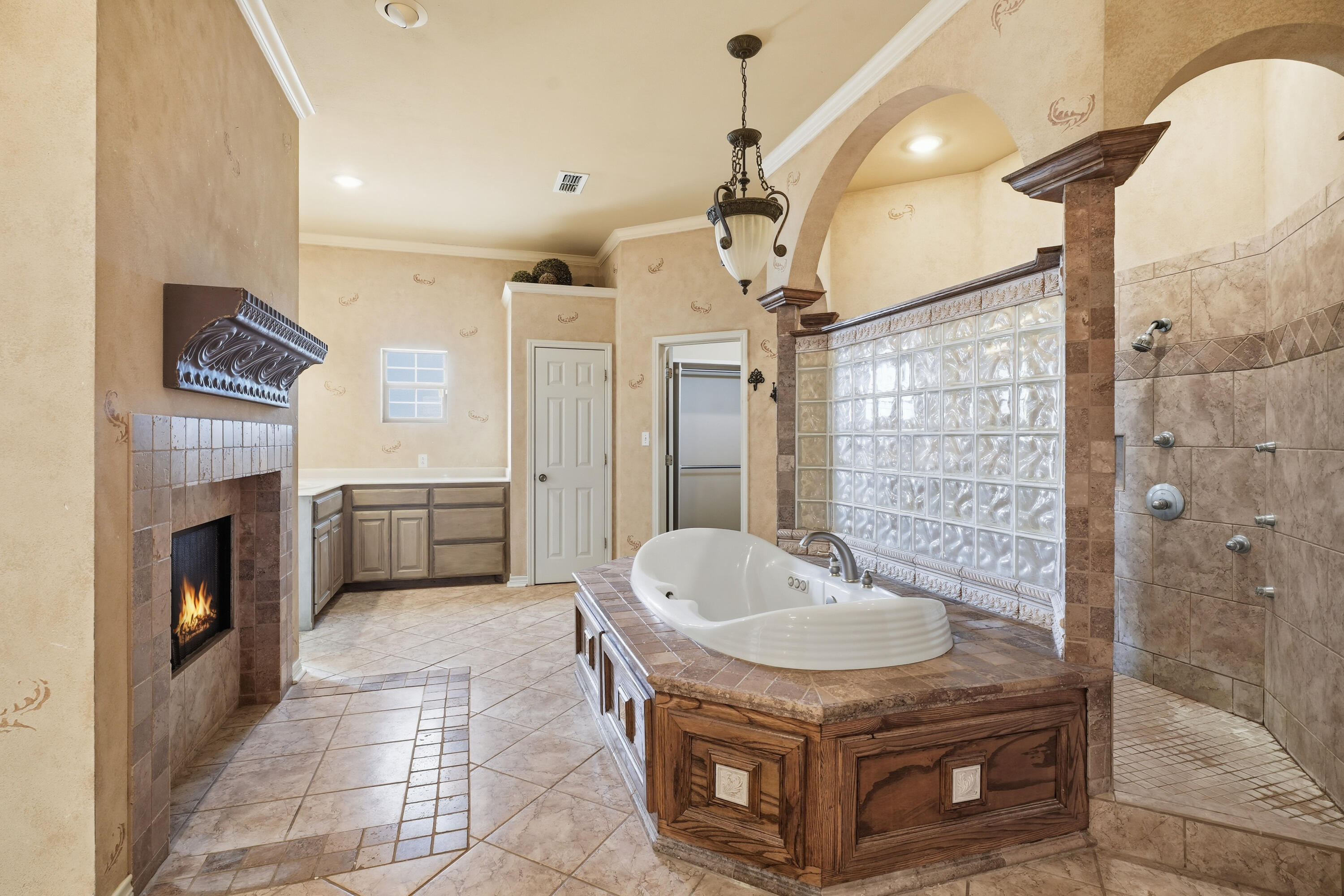 5601 County Road 7920 Lubbock, TX 79424 - Photo 25 of 68 Primary Bathroom