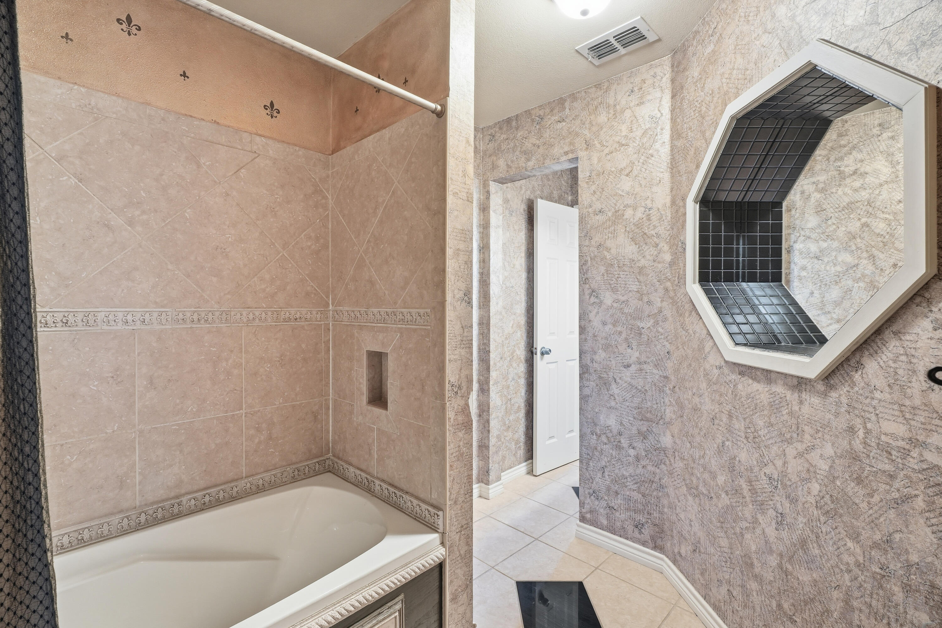 5601 County Road 7920 Lubbock, TX 79424 - Photo 38 of 68 Third Bathroom