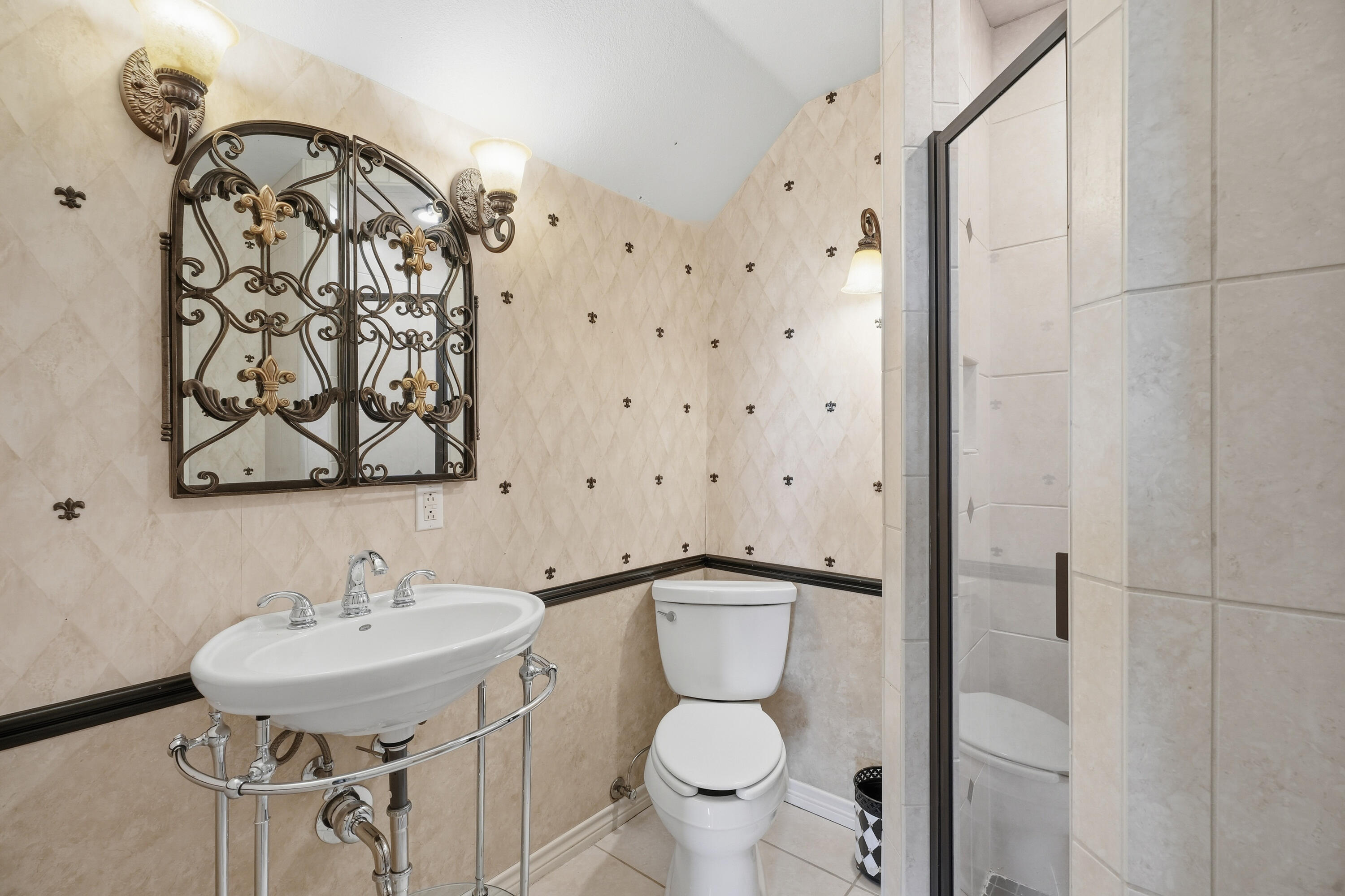 5601 County Road 7920 Lubbock, TX 79424 - Photo 41 of 68 a bathroom with a toilet sink and mirror