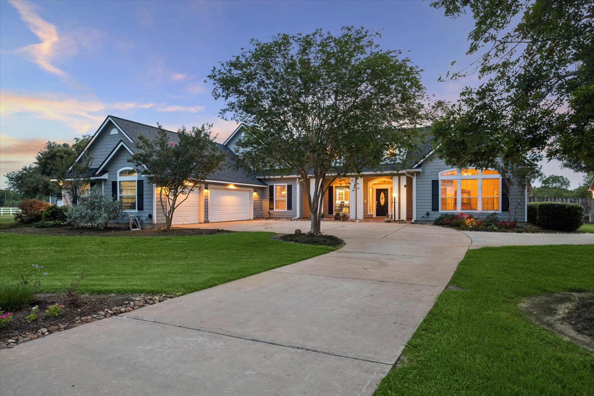 16519 Deerhaven Run Rosharon, TX 77583 - Photo 1 of 47 a front view of a house with a yard and trees